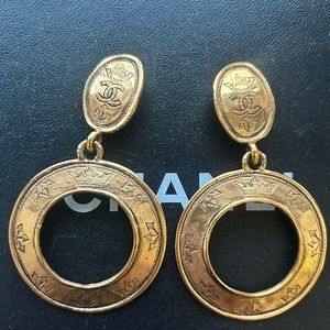 Chanel vintage crown big circle dangle clip on earrings